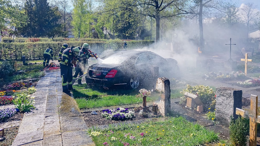 Schock Auf Dem Friedhof Senior überfährt Gräber Mit Mercedes
