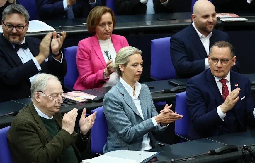 Forsa-Umfrage: AfD fast gleichauf mit Union – Merz verliert weiter an Rückhalt