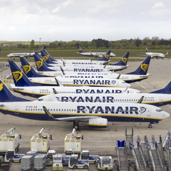 Ryanair unter Druck: Klage wegen fehlender geschlechtsneutraler Anredeoption