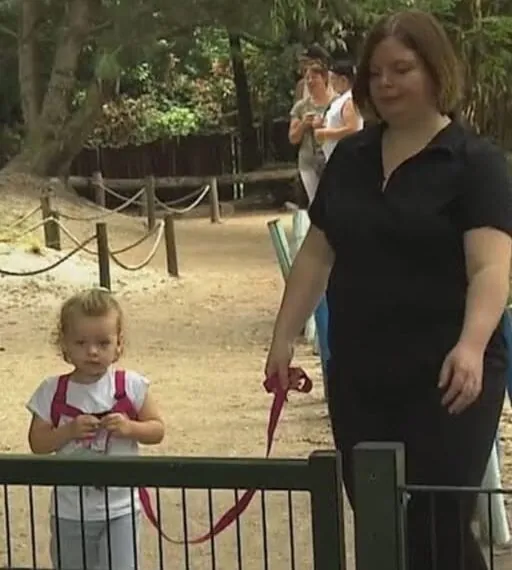 Mutter geht mit ihrer Tochter an einem Kindergeschirr – und erntet merkwürdige Blicke: „Sie denken, ich führe sie aus“