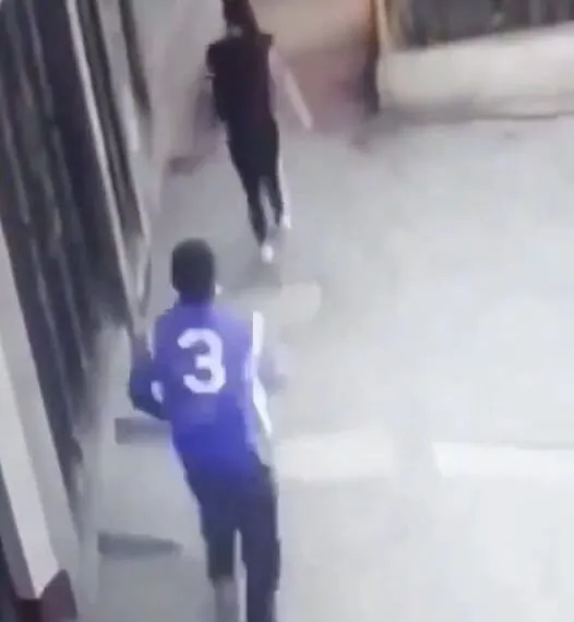 Mann tut Dinge, die wirklich nicht gehen &hellip; doch dann sehen Nachbarn, wie es passiert