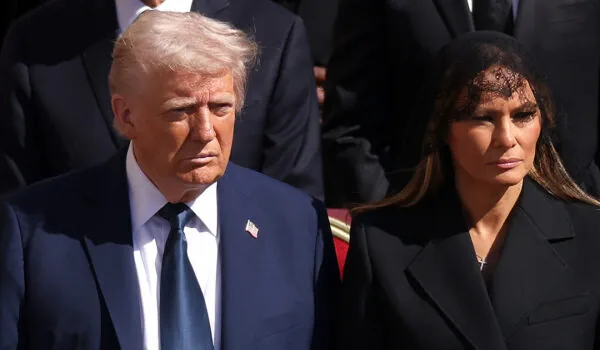Warum Donald Trump das Vatikan-Protokoll ignorierte und bei der Papst-Beerdigung einen blauen Anzug trug