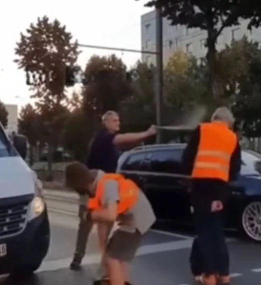 Straßenblockade durch Klimaaktivisten – ein Autofahrer greift zur Selbstjustiz