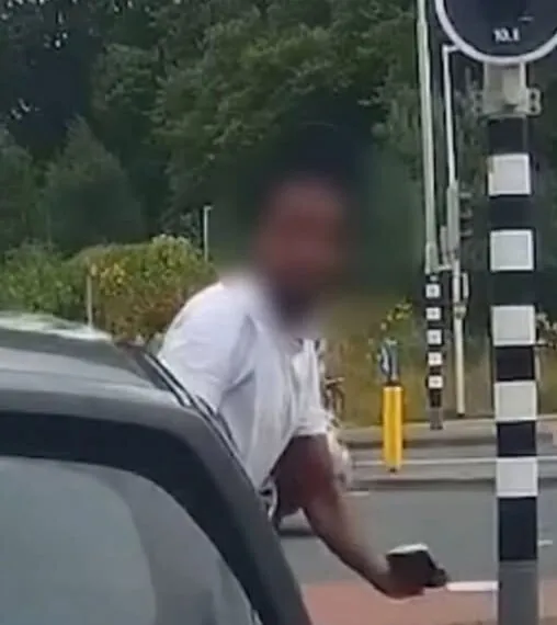 Verwirrung an der Ampel – Mann blockiert Verkehr in Ede und sorgt für Diskussionen