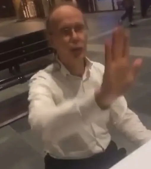 Pianist am Bahnhof belästigt: Ein friedlicher Moment wird von Jugendlichen gestört