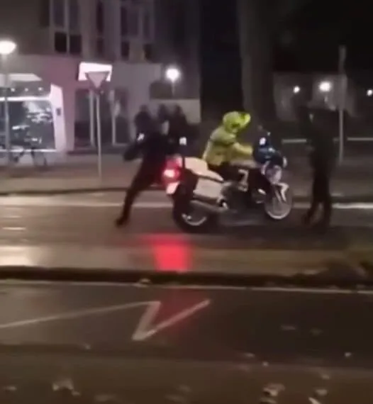Angriff auf Polizisten bei Streifenfahrt: TikTok-Moment oder ernsthafte Grenzüberschreitung?
