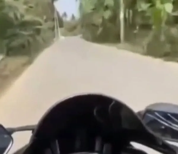Motorrad-Crash sorgt für Staunen: Fahrer verliert ungewöhnliche Ladung nach Kurve