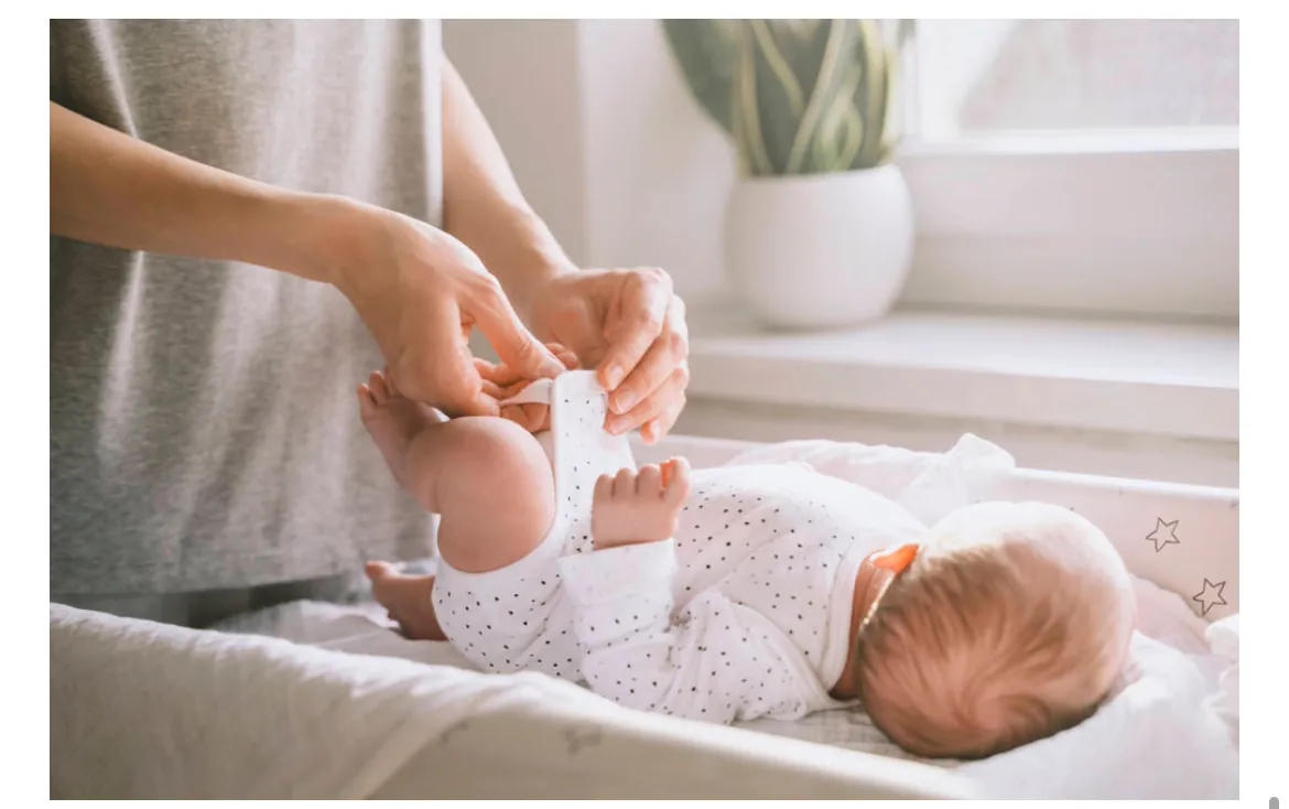Soll man Babys vor dem Wickeln um Erlaubnis fragen? – Ein umstrittener Vorschlag sorgt für Aufsehen