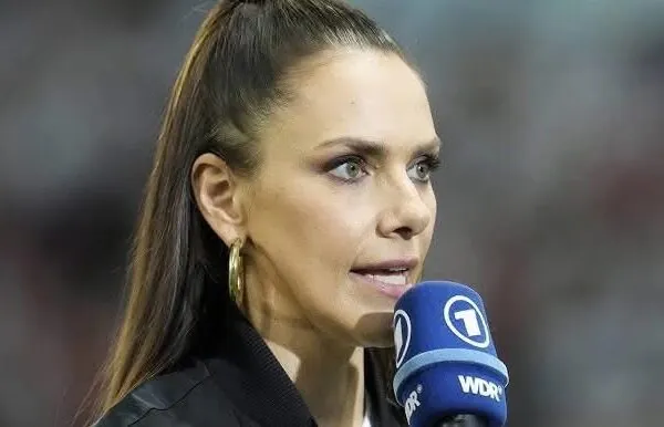 Esther Sedlaczek macht es offiziell – Baby Nummer 3 ist unterwegs! 👶