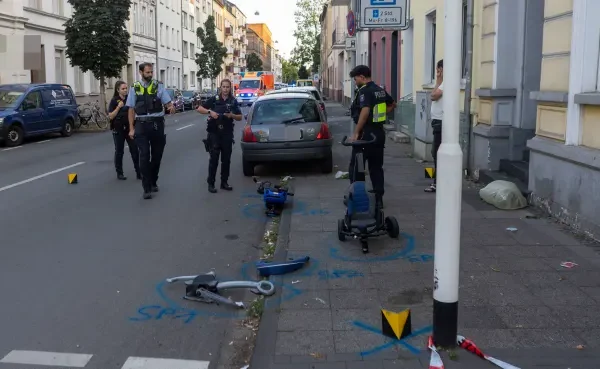 Auto fährt in Familie: Fünf Personen in Krefeld verletzt – Tatverdächtiger festgenommen