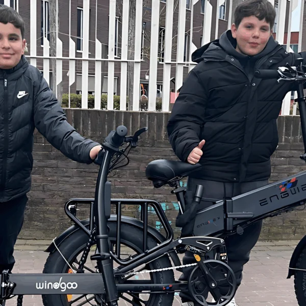 Mutter verzweifelt: „Mein Sohn darf seine Fatbike nicht in der Schule aufladen – aber wie soll er dann zur Schule kommen?“