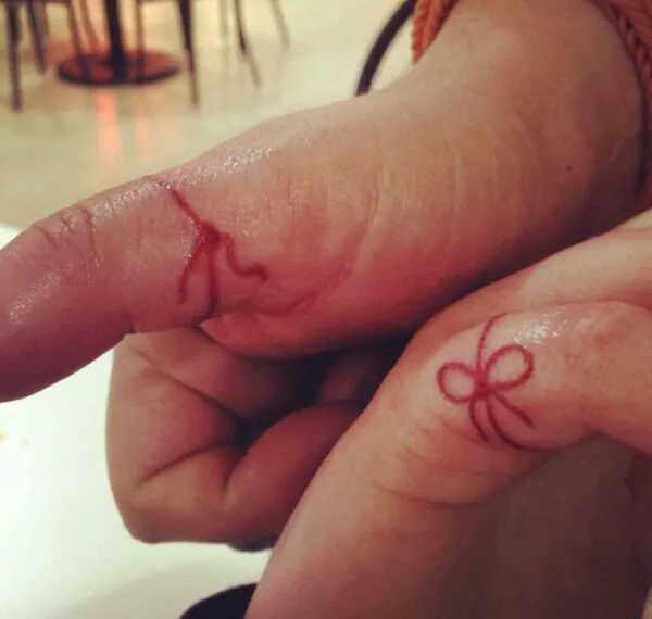 Wenn du jemanden mit diesem Tattoo auf seiner Hand siehst, solltest du wissen, was es bedeutet