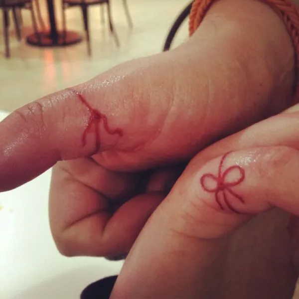 Wenn du jemanden mit diesem Tattoo auf seiner Hand siehst, solltest du wissen, was es bedeutet