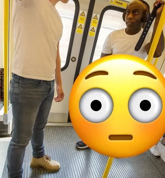Mann wird in der Bahn wegen unerwünschtem Verhalten hart angegangen