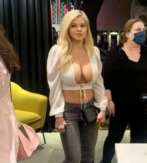 Die blonde Frau, die alle über ihr Alter täuschte