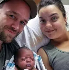 Weiße Mutter wird nach Geburt eines schwarzen Babys viral – obwohl auch ihr Ehemann weiß ist