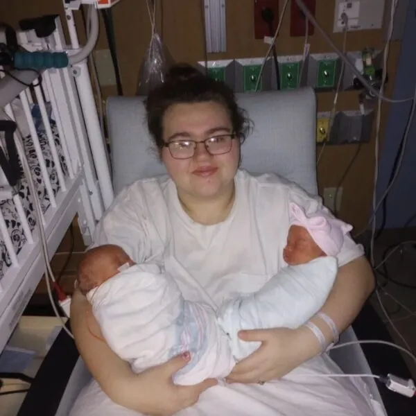 Mutter bringt Zwillinge zur Welt &ndash; dann beugt sich der Vater vor und tut etwas Unverzeihliches