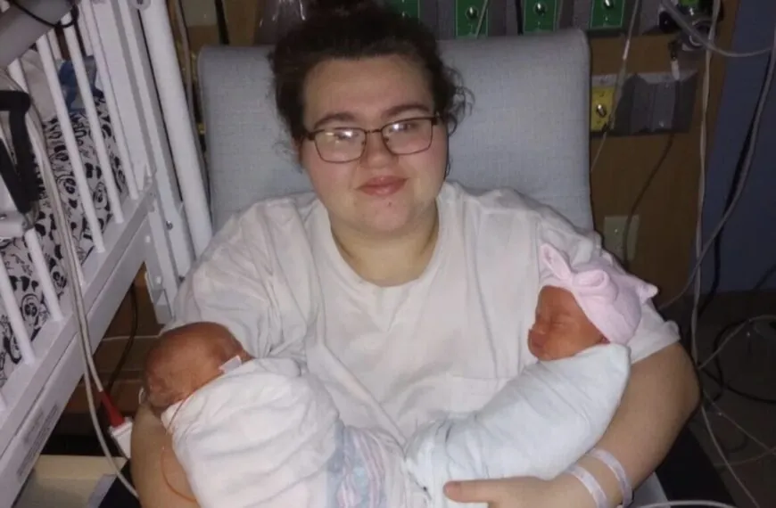 Mutter bringt Zwillinge zur Welt &ndash; dann beugt sich der Vater vor und tut etwas Unverzeihliches