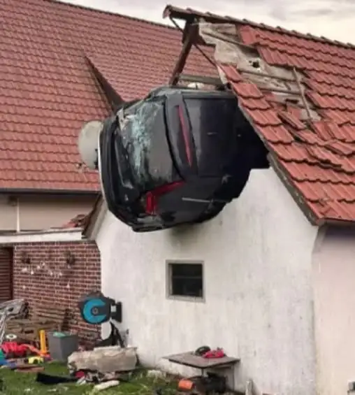 Schrecklicher Unfall: 7-jähriger Junge springt fröhlich auf dem Trampolin – Sekunden später kämpft er um sein Leben