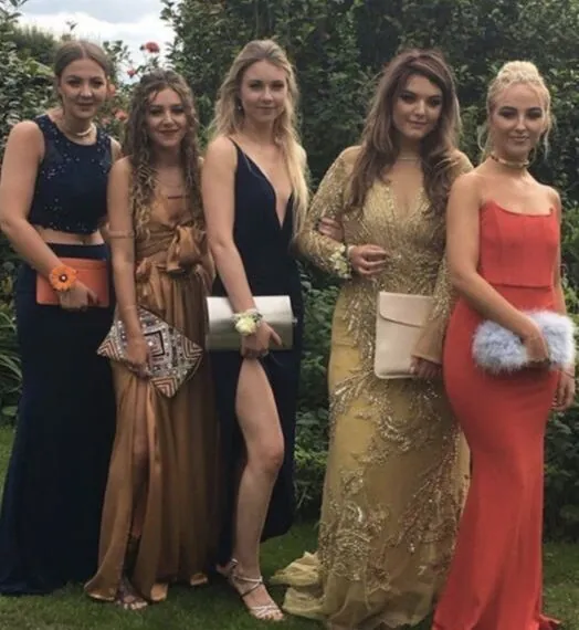 F&uuml;nf M&auml;dchen posieren f&uuml;rs Abschlussfoto &ndash; doch ein kleines Detail sorgt f&uuml;r Aufsehen