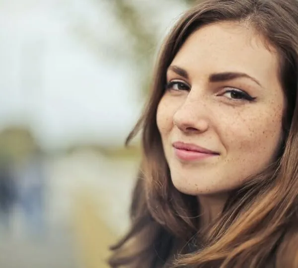 Suzanne (21) macht in einem Club eine unerwartete Entdeckung &ndash; pl&ouml;tzlich steht ihr Vater vor ihr