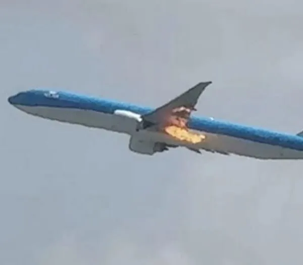 Schreckensmoment: Flammen schlagen aus Triebwerk einer KLM-Maschine
