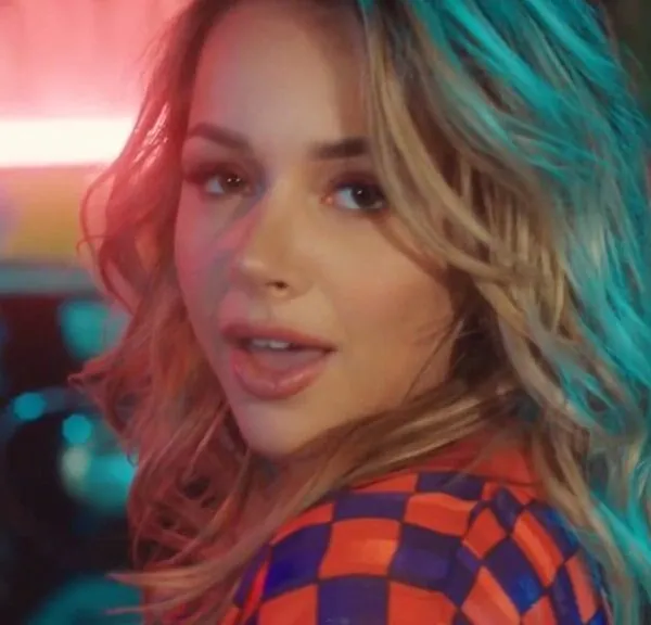 Emma Heesters sorgt mit makellosen Pool-Fotos f&uuml;r Aufsehen