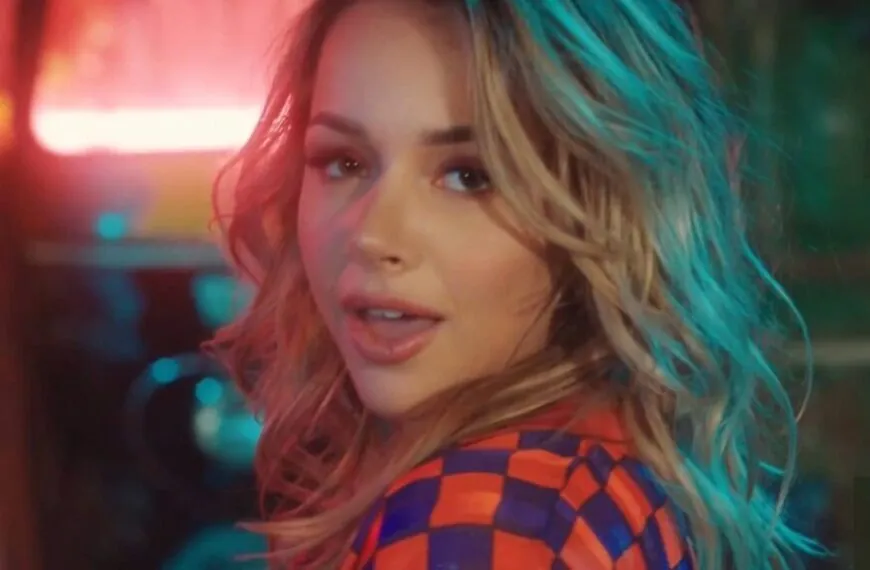 Emma Heesters sorgt mit makellosen Pool-Fotos für Aufsehen