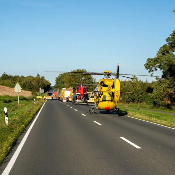 Tragischer Unfall: Motorradfahrerin stirbt bei Kollision mit Auto noch an der Unfallstelle