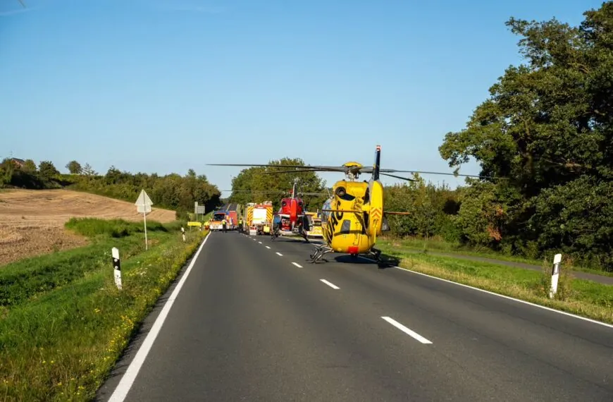 Tragischer Unfall: Motorradfahrerin stirbt bei Kollision mit Auto noch an der Unfallstelle