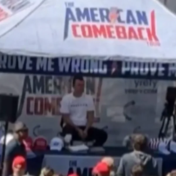 Neue Aufnahmen zeigen Mann, der nach Vorfall um Kirk vom Dach rennt