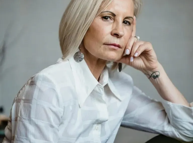 Ehemann schreit seine Frau auf der Geburtstagsfeier an, dass sie zu alt sei &ndash; beste Freundin reagiert an ihrer Stelle