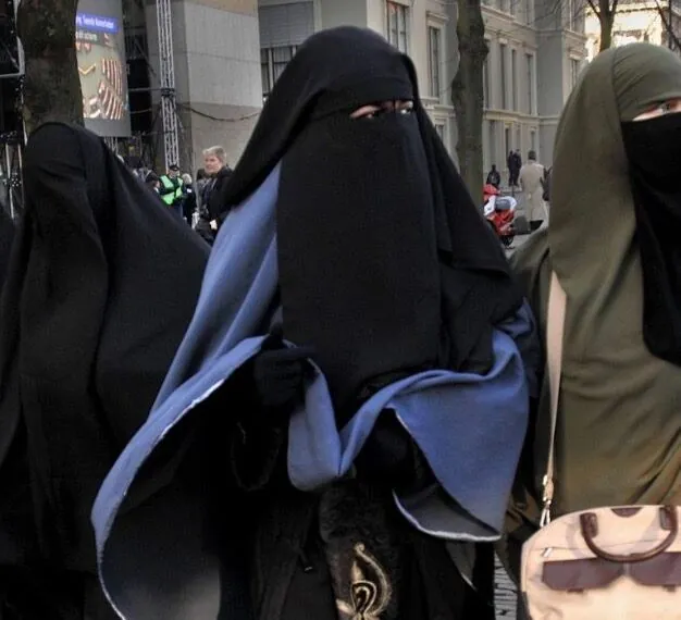 Kabinet erw&auml;gt Ausweitung des Burka-Verbots auf alle &ouml;ffentlichen Orte