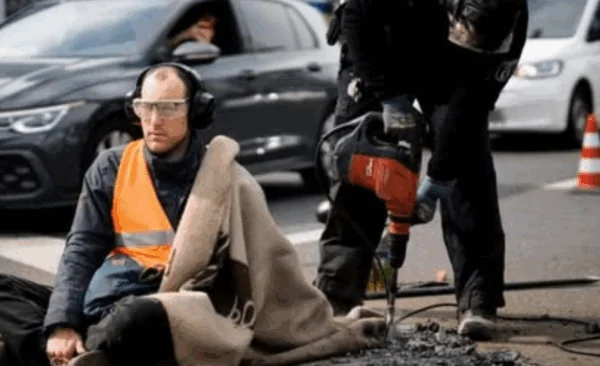 SEHEN SIE: Klimaaktivisten in Panik &ndash; ihre H&auml;nde stecken wirklich im Zement fes