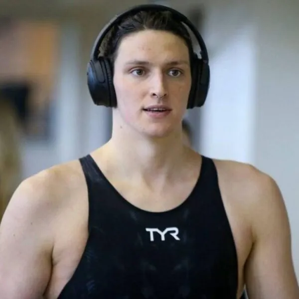 &bdquo;ICH BIN EINE ECHTE FRAU&ldquo;, kontert Lia Thomas. &bdquo;Ich bin eine Frau, wie alle anderen im Frauenteam, also muss ich an den Olympischen Spielen 2028 teilnehmen k&ouml;nnen.&ldquo; Sofort bricht im US-Frauenteam ein Wutausbruch aus und erkl&auml;rt offen: &bdquo;WENN SIE ANTRITT, WERDEN WIR UNSERE TEILNAHME ZUR&Uuml;CKZIEHEN.&ldquo; USA Swimming trifft umgehend eine SCHOCKIERENDE Entscheidung &hellip;