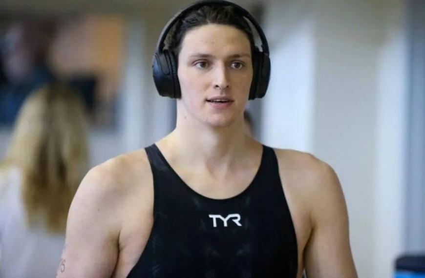 &bdquo;ICH BIN EINE ECHTE FRAU&ldquo;, kontert Lia Thomas. &bdquo;Ich bin eine Frau, wie alle anderen im Frauenteam, also muss ich an den Olympischen Spielen 2028 teilnehmen k&ouml;nnen.&ldquo; Sofort bricht im US-Frauenteam ein Wutausbruch aus und erkl&auml;rt offen: &bdquo;WENN SIE ANTRITT, WERDEN WIR UNSERE TEILNAHME ZUR&Uuml;CKZIEHEN.&ldquo; USA Swimming trifft umgehend eine SCHOCKIERENDE Entscheidung &hellip;