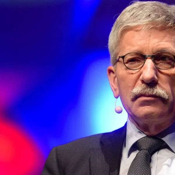 Die gro&szlig;e Abrechnung: Sarrazin enth&uuml;llt Klingbeils 12-Stunden-Handy-Ignoranz &ndash; und zerlegt die &bdquo;verlogene Migrationsdebatte&ldquo;