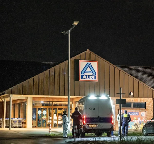 Gro&szlig;fahndung in Berlin-Mariendorf: Sch&uuml;sse auf Aldi-Parkplatz &ndash; Mann schwer verletzt, T&auml;ter auf der Flucht