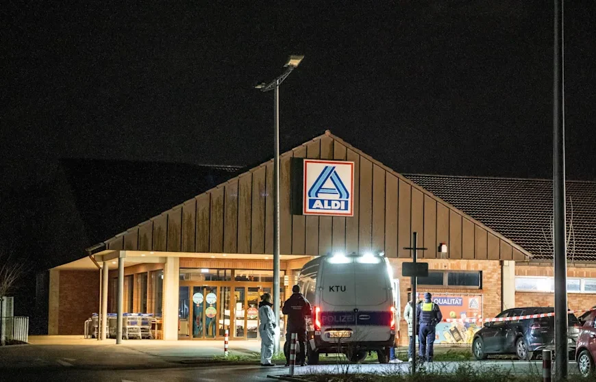 Gro&szlig;fahndung in Berlin-Mariendorf: Sch&uuml;sse auf Aldi-Parkplatz &ndash; Mann schwer verletzt, T&auml;ter auf der Flucht