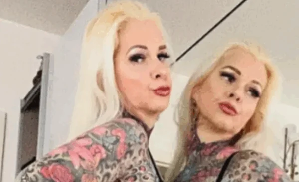 Gro&szlig;mutter mit vollst&auml;ndig t&auml;towiertem K&ouml;rper zeigt, wie sie vor 10 Jahren aussah