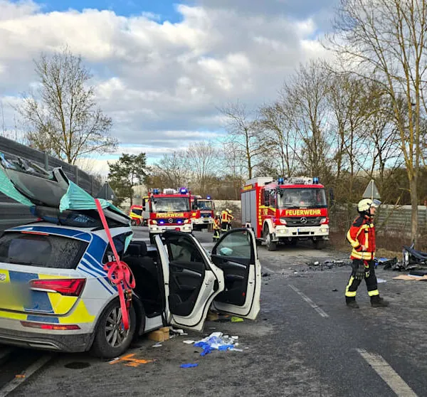 Polizisten nach Horror-Crash bei Regensburg in Klinik &ndash; Streifenwagen kollidiert mit zwei Autos