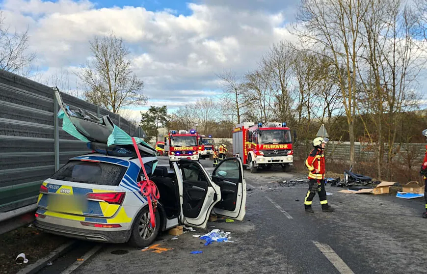 Polizisten nach Horror-Crash bei Regensburg in Klinik &ndash; Streifenwagen kollidiert mit zwei Autos