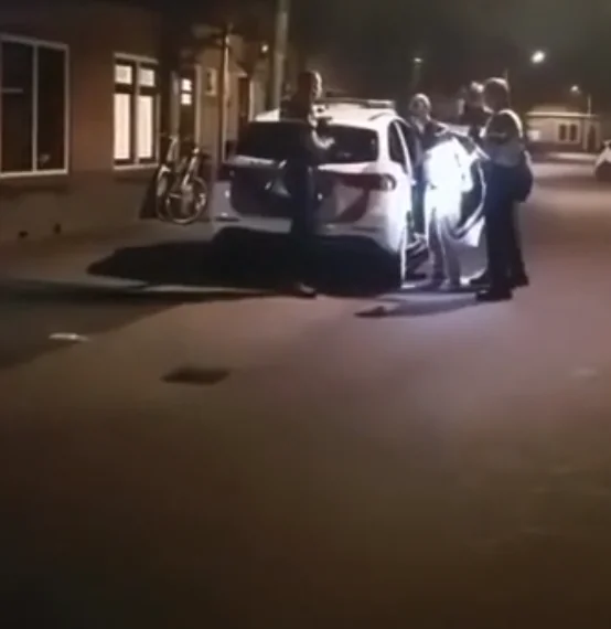 Polizist lässt sich nicht auf der Nase herumtanzen, als ein Festgenommener spuckt