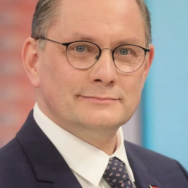 Eklat im Bundestag! Tino Chrupalla vs. Jens Spahn – Scheibenwischer-Geste sorgt für Mega-Skandal