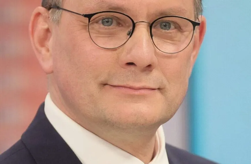 Eklat im Bundestag! Tino Chrupalla vs. Jens Spahn – Scheibenwischer-Geste sorgt für Mega-Skandal