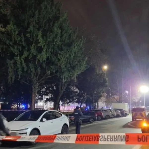 Autoraser kracht in Bushaltestelle: Schock in Gie&szlig;en &ndash; Augenzeugen berichten von Sekunden des Grauens