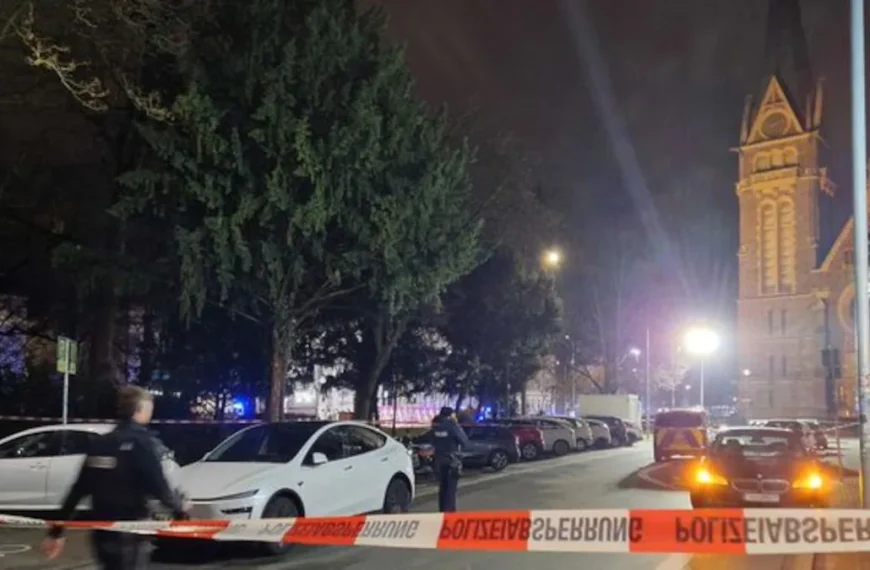 Autoraser kracht in Bushaltestelle: Schock in Gie&szlig;en &ndash; Augenzeugen berichten von Sekunden des Grauens