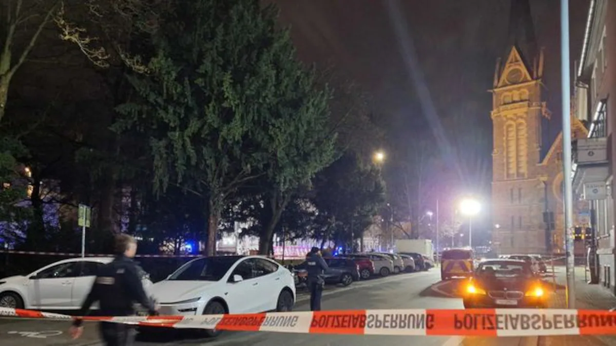 Autoraser kracht in Bushaltestelle: Schock in Gie&szlig;en &ndash; Augenzeugen berichten von Sekunden des Grauens