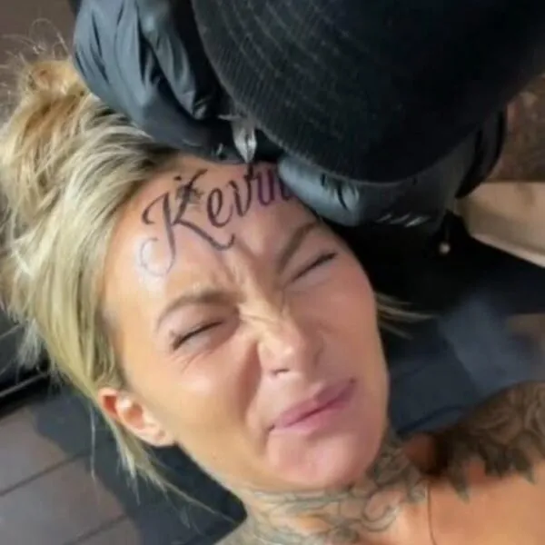 Frau lässt sich den Namen ihres Freundes auf die Stirn tätowieren und wird anschließend verlassen