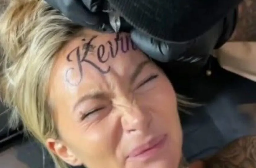 Frau l&auml;sst sich den Namen ihres Freundes auf die Stirn t&auml;towieren und wird anschlie&szlig;end verlassen